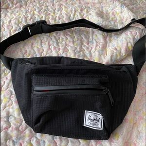 HERSCHEL Women’s Fanny Pack/Crossbody Black